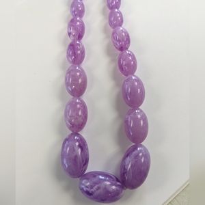 VTG. CHUNKY MARBLED LILAC LUCITE NECKLACE